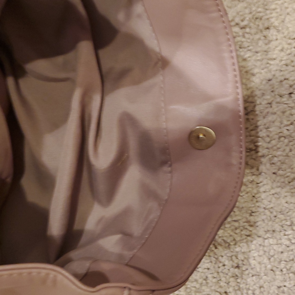 BEBE , Elegant Quilted Shoulder Bag - Picture 8 of 9